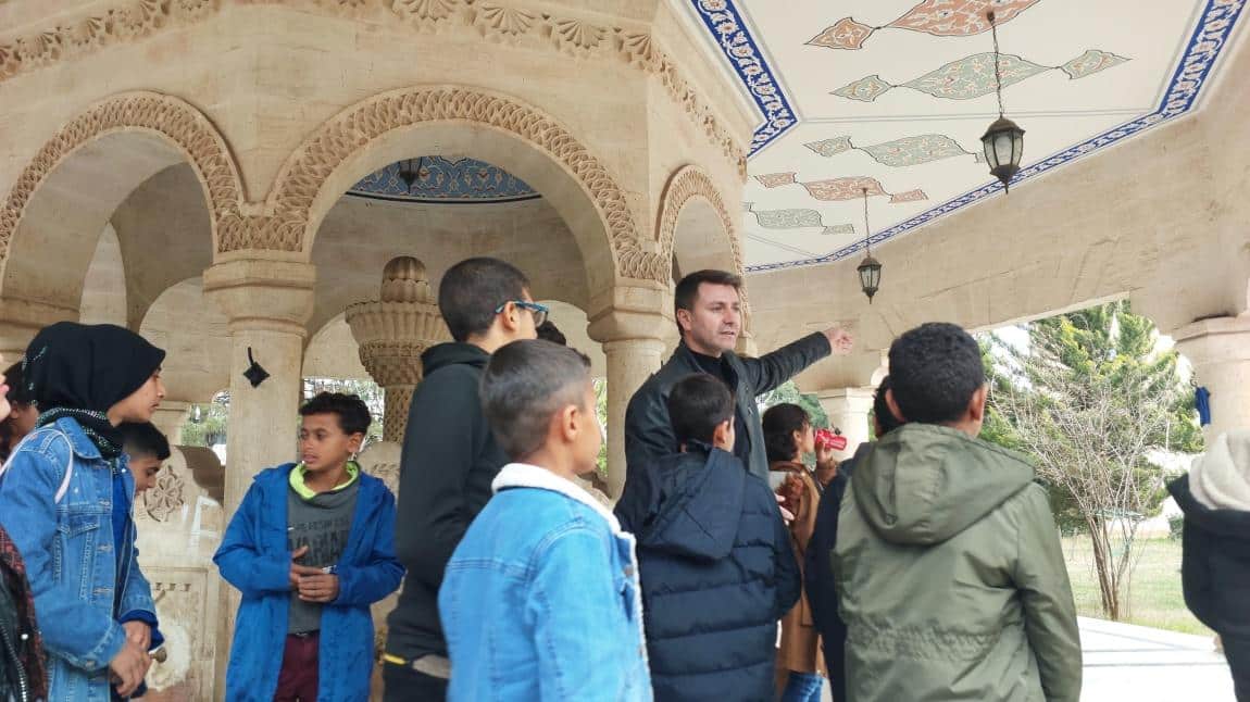 Öğrenciler BİGEP kapsamında gezi gözlem yoluyla yerinde inceleyerek caminin bölümlerini tanıdılar.
